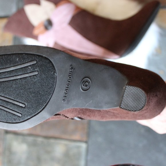 NWT -  HEELED SUEDE BOOT, size 6 - Picture 6 of 8